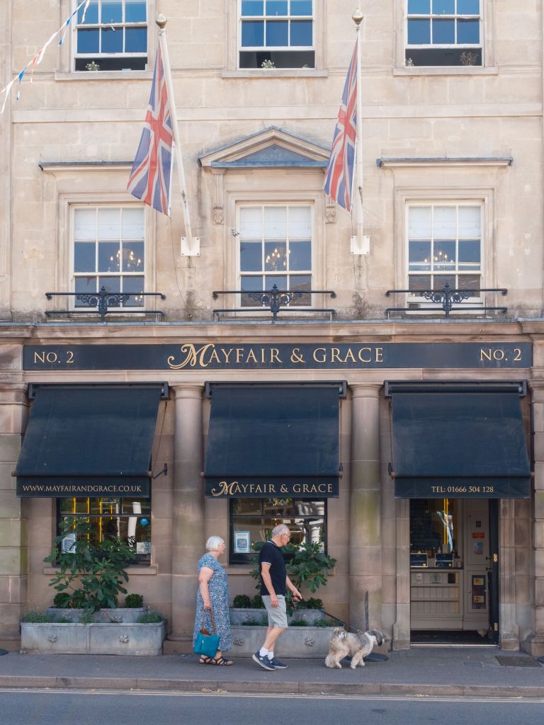Beyond the Gilded Cage: Exploring the Mayfair Escort Scene